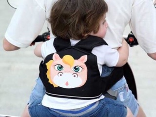 Đai ngồi xe máy cho bé an toàn