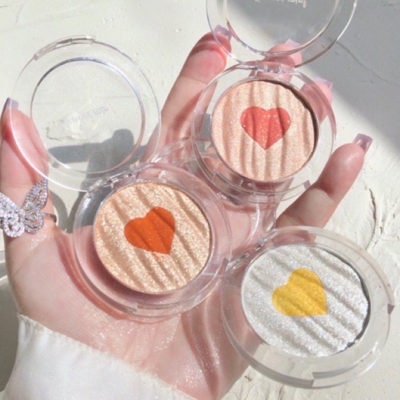 Phấn bắt sáng kiêm phấn má hình trái tim