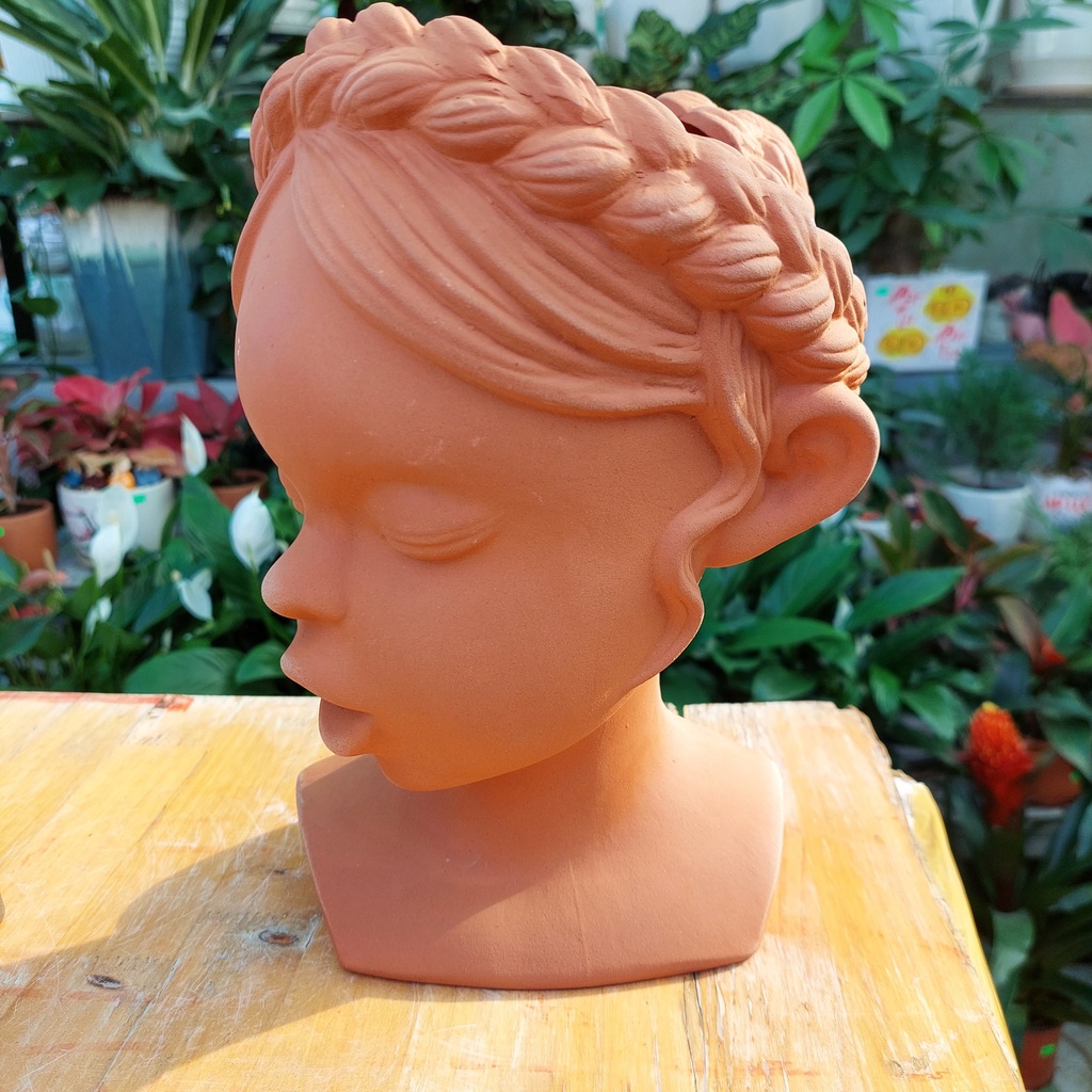 Chậu đất nung, Chậu sen đá - Cô gái bím tóc, miệng chậu 15cm ngang 11cm dọc, chiều cao 26cm
