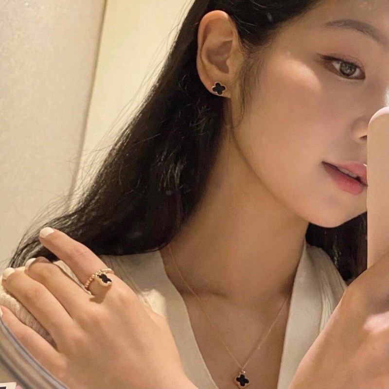 Bông tai cỏ 4 lá đính đá sang trọng