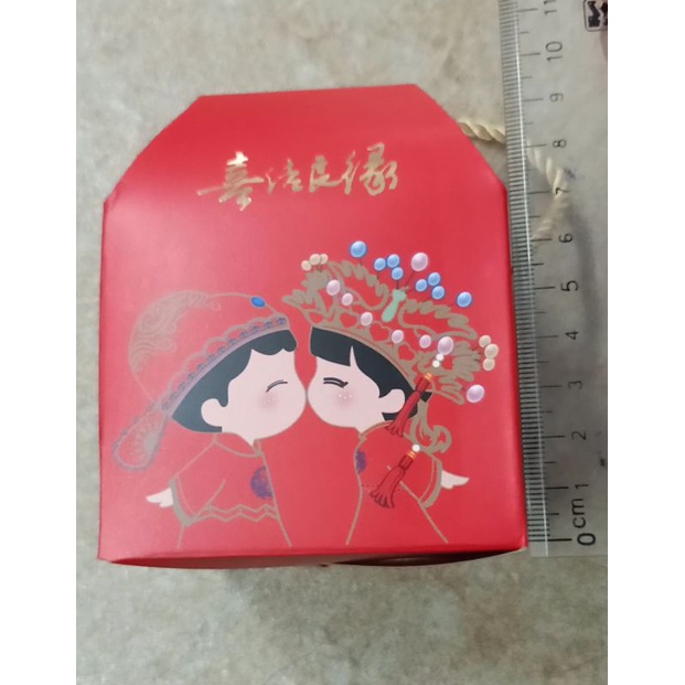 vỏ hộp quà cưới màu đỏ hình dâu rể có dây xách KT 8,5 x 8,5 x 10,5cm