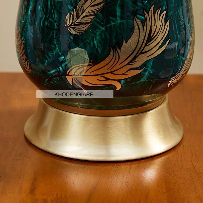 Đèn bàn gốm xanh ngọc bích hoạ tiết lông vũ LUX-2218