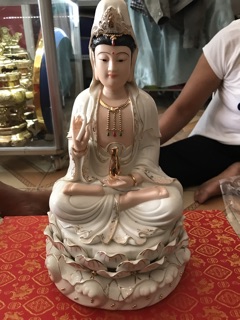 Tượng quan âm ngồi đài sen sứ