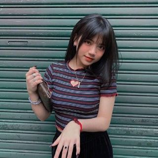 Áo croptop khoét tim