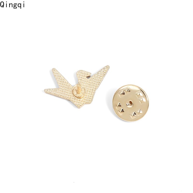 Trâm cài áo Miss Zoe hình chim hạc giấy tráng men màu trắng và đỏ may mắn thích hợp làm quà tặng cho bạn bè