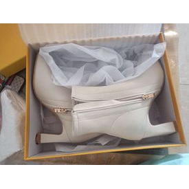 Giày Bốt Nữ Da Mềm Size 31 32 33 Hai Màu Trắng Kem Đen Hàng Quảng Châu Cao Cấp