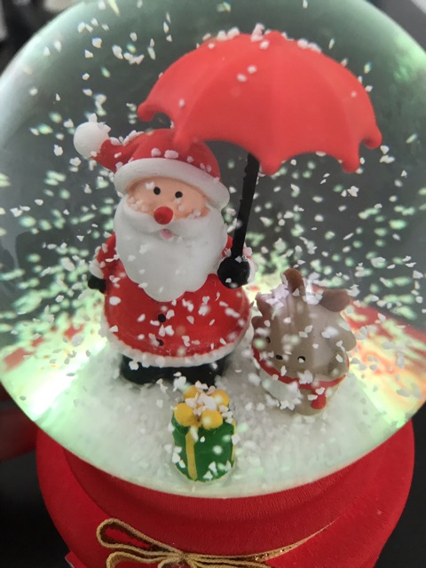Quà tặng quả cầu tuyết ông già Noel Merry Christmas (hình thật shop tự chụp)