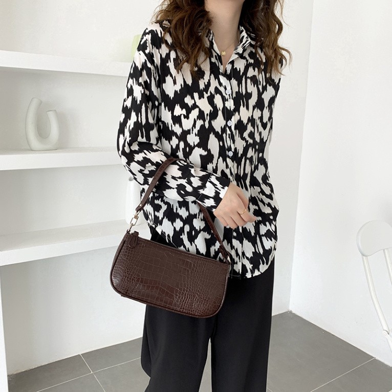 Sale 73%  Túi đeo chéo phong cách cổ điển , black Giá gốc 282000đ - 12H64