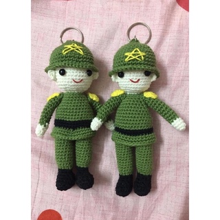 Chú Bộ Đội bằng len - quà tặng ý nghĩa ( cao 17cm) ( kèm hộp quà trong suốt + nơ )