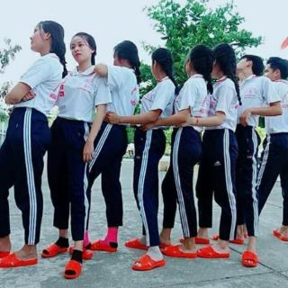 Dép tổ ong màu đỏ