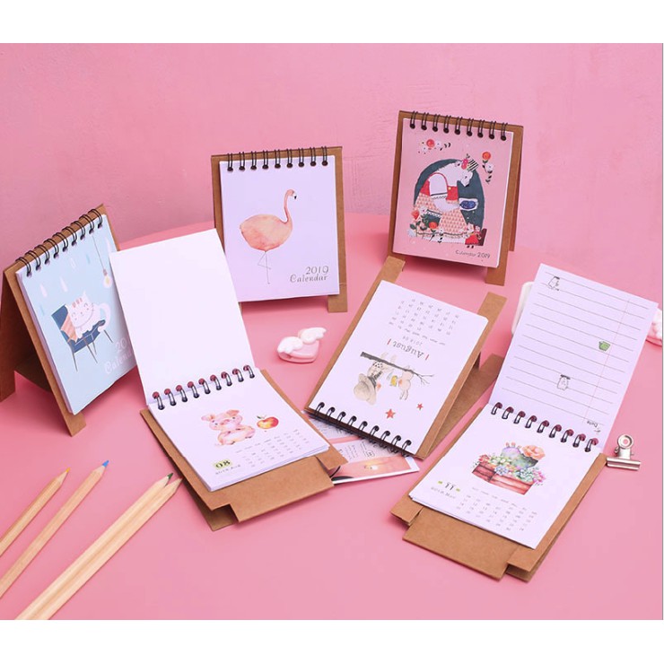 Lịch Để Bàn Hoạ Tiết GẤU DÂU 2024, Lịch Lò Xo Mini H012