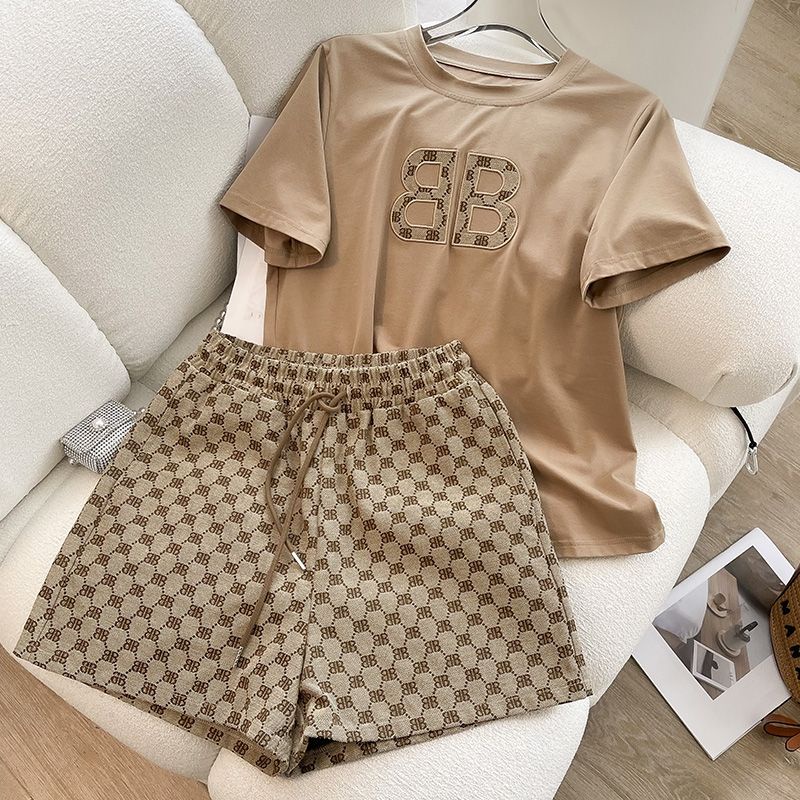 Bộ Trang Phục Thể Thao 2 Mảnh Gồm Áo Tay Ngắn Cổ Tròn + Quần Short Size Lớn Thoáng Khí Thời Trang Mùa Hè Cho Nữ 300 Jin M3MU
