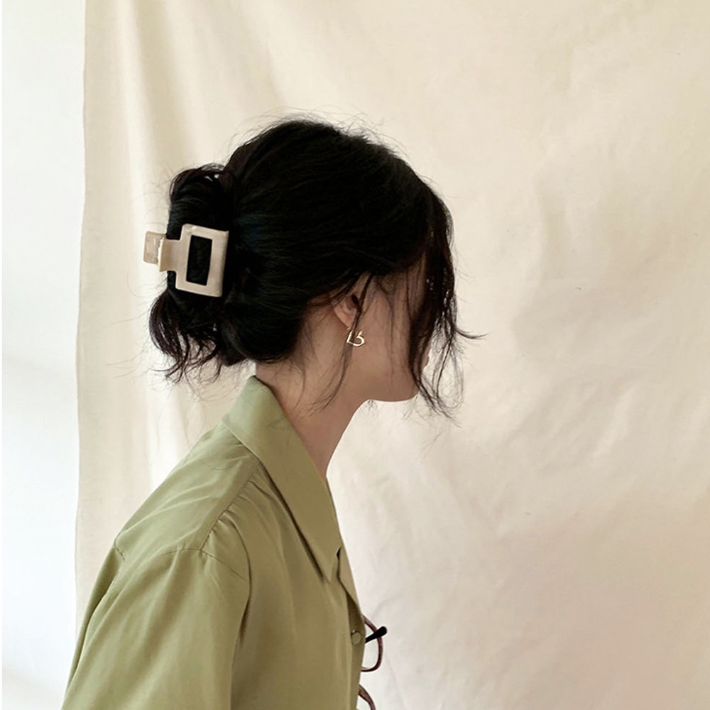 Kẹp tóc càng cua đơn giản thời trang cho nữ