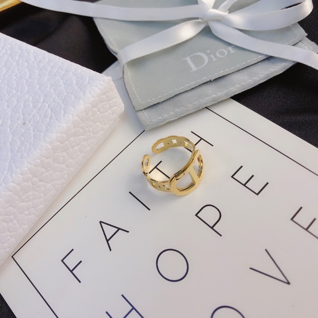 Nhẫn Dior bằng chất liệu thép titan thời trang sang trọng