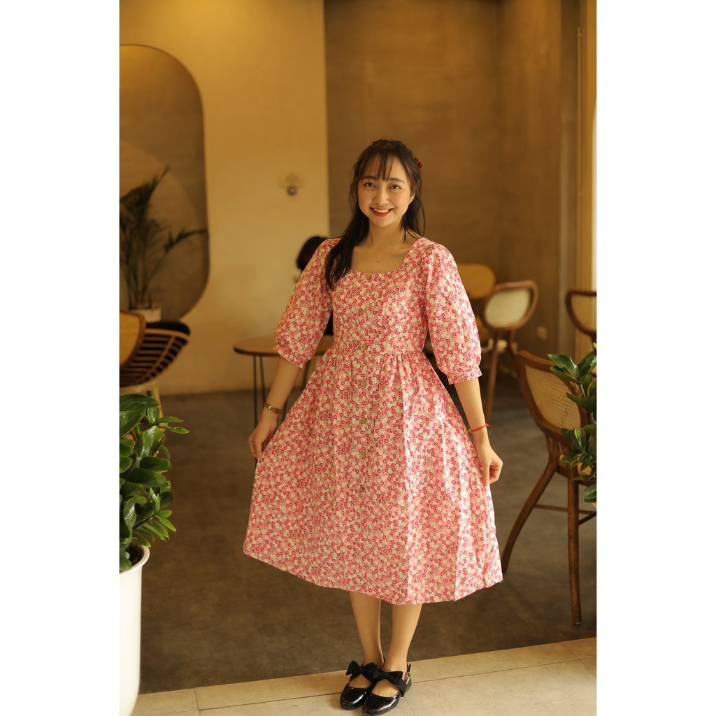 Váy hồng xòe dài đính cúc