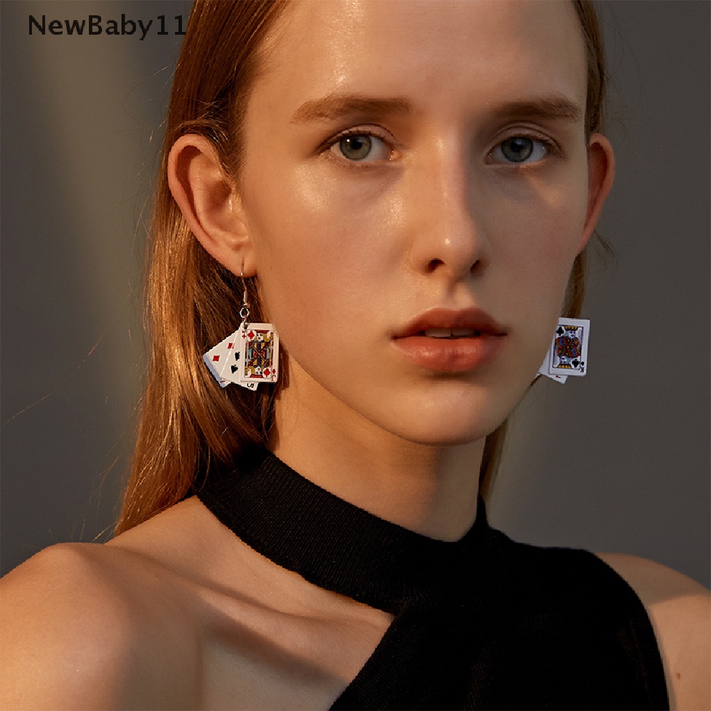 Khuyên tai mặt hình lá bài bằng nhựa resin phong cách