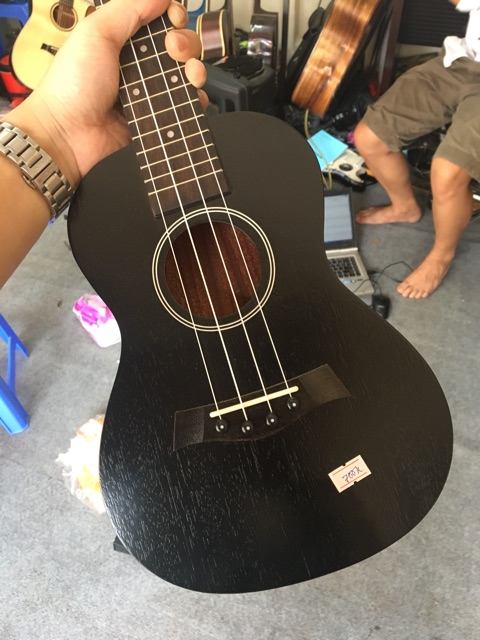 ukulele concert đen