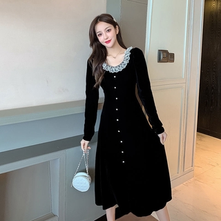 Đầm nhung đen tay dài phối ren