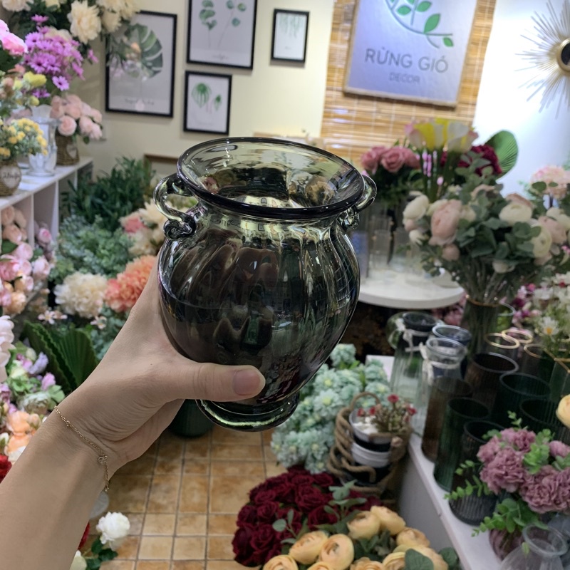 Lọ hoa thủy tinh 2 quai, cao 18cm, ảnh thật shop chụp ( giá bán chỉ riêng lọ không hoa)