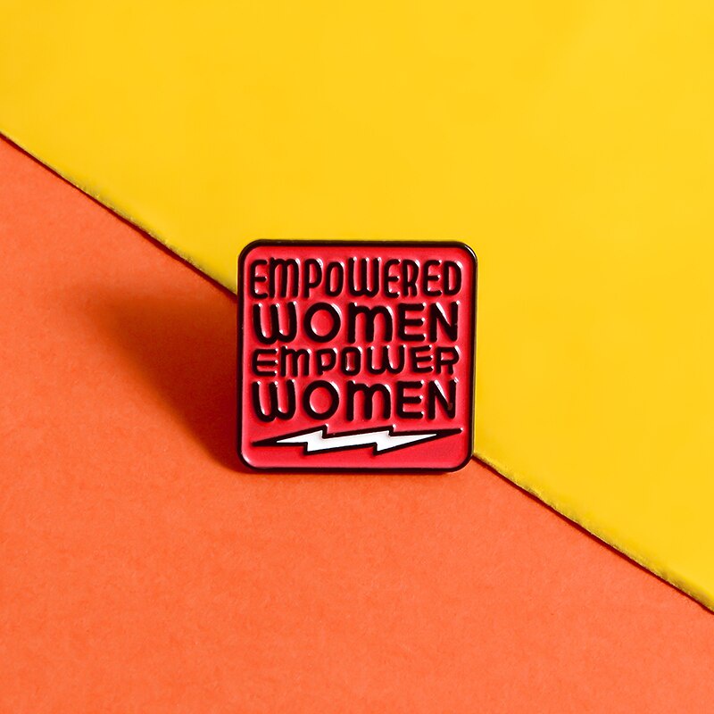 Ghim Cài Áo Kim Loại Tráng Men Hình Vuông Màu Đỏ Phổ Biến Làm Quà Tặng Cho Bạn Bè