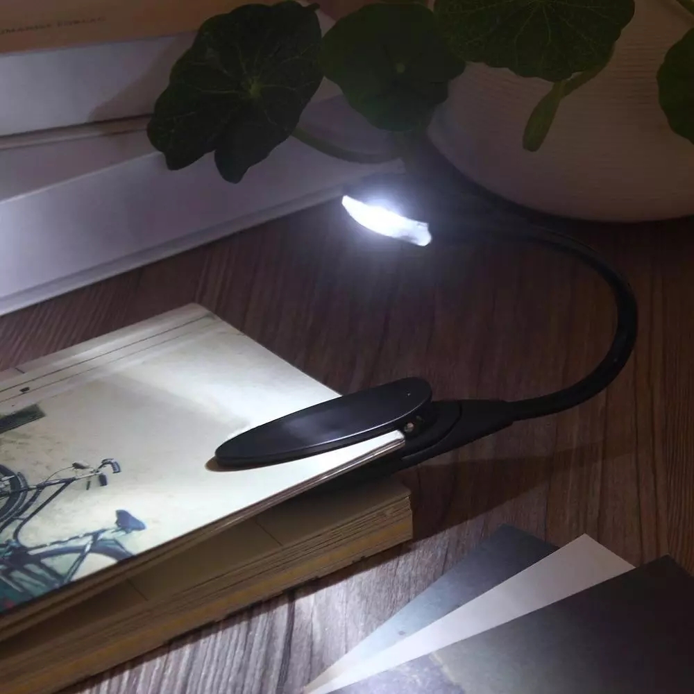 Đèn led mini có kẹp tiện dụng để đọc sách