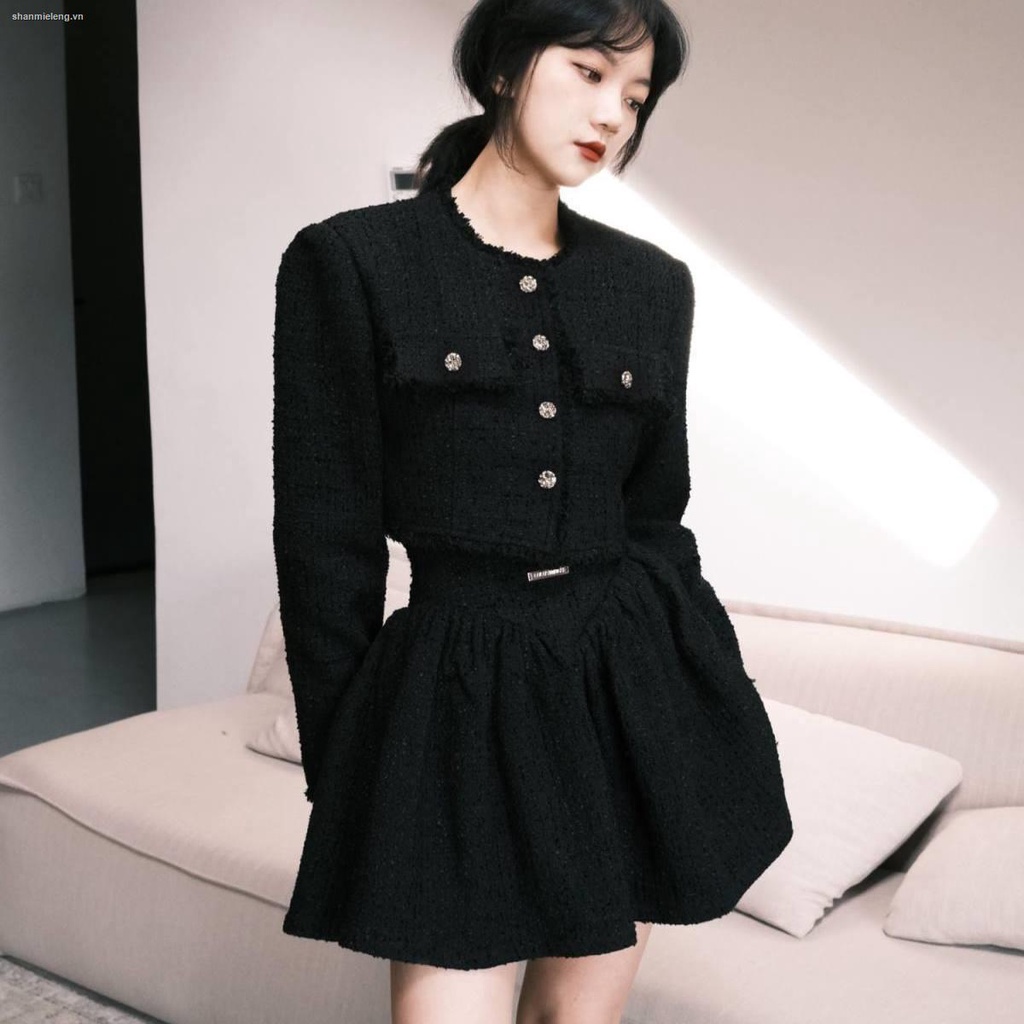 Áo khoác tweed dáng ngắn phối chân váy lưng cao thời trang mùa đông 2021