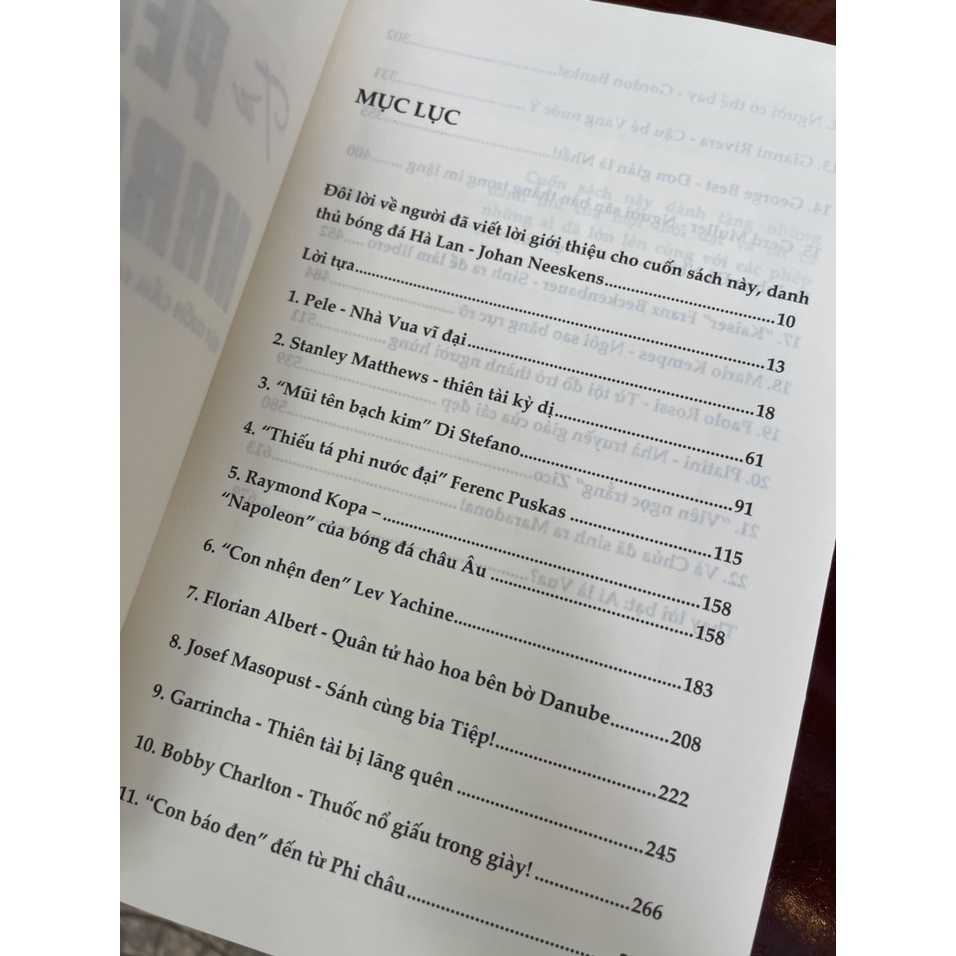 Sách - TỪ PELE ĐẾN MARADONA - MỘT CUỐN CẨM NANG VỀ BÓNG ĐÁ THẾ GIỚI - Yên Ba – Thbooks – Nxb Lao Động – bìa mềm