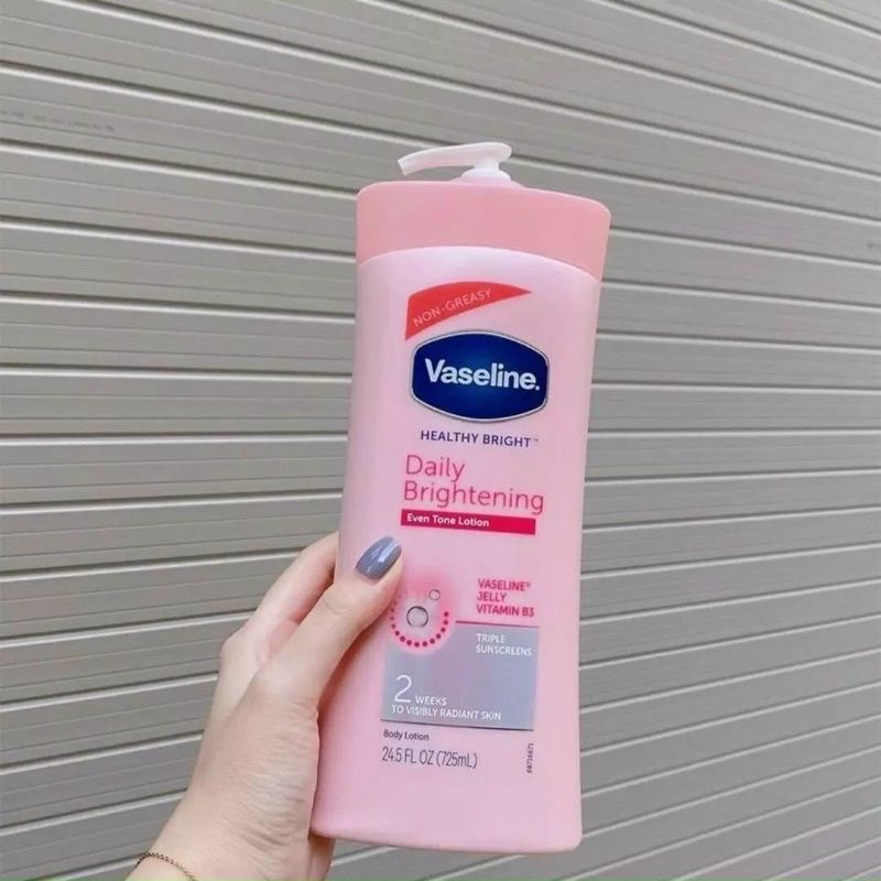 Dưỡng thể Vasalin trắng da 725ml Mỹ