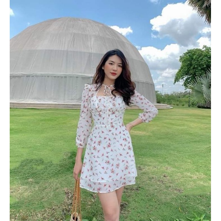 Đầm hoa trắng khoét ngực tay dài