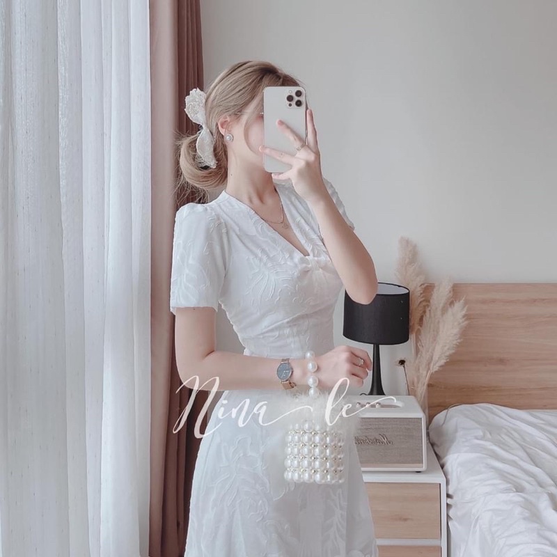 Đầm trắng cổ tim nơ ngực thanh lịch, sang trọng | BigBuy360 - bigbuy360.vn