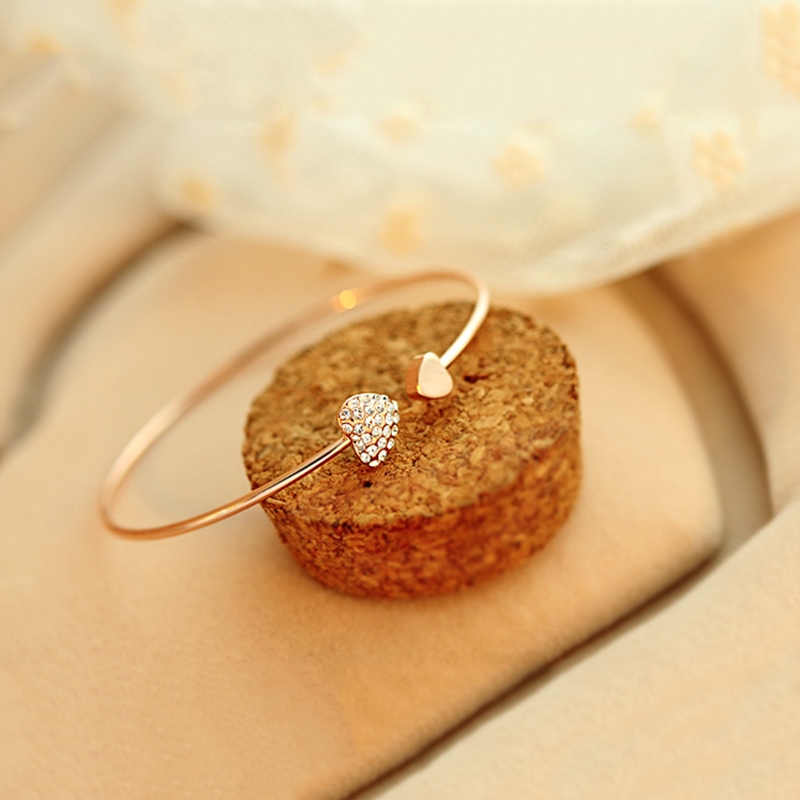 Vòng tay AY mạ vàng mặt hình trái tim đính đá thời trang