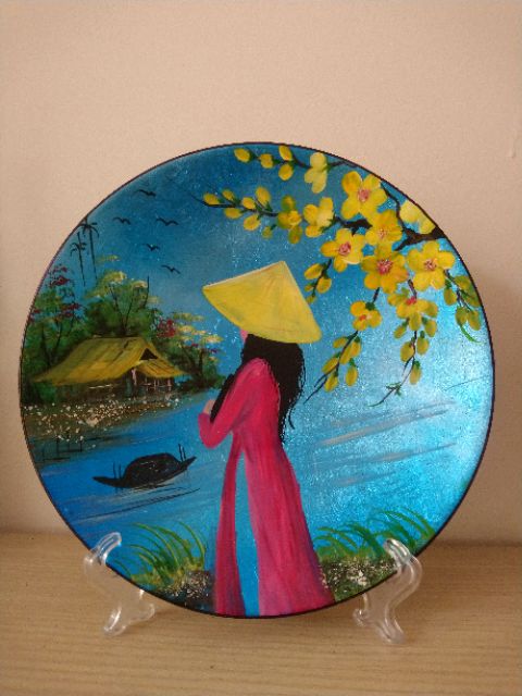 Tranh đĩa sơn mài cảnh đồng quê cô gái Việt Nam trong tà áo dài nón lá hoa đào 🌸