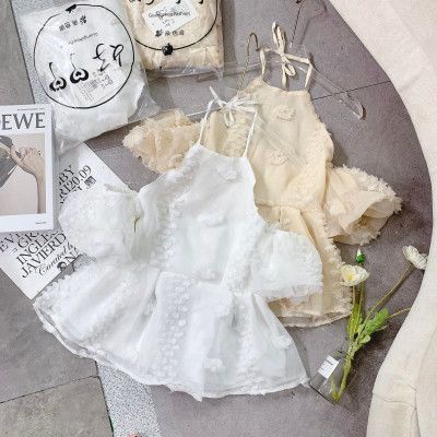 Áo hoa nổi trễ vai cổ yếm tiểu thư