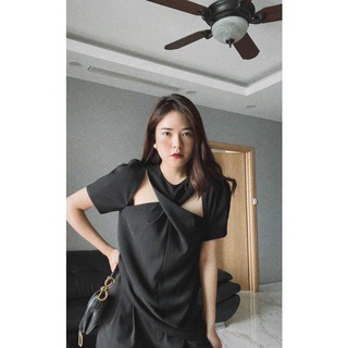 Áo Phom Suông Xoắn Cổ Cut Out