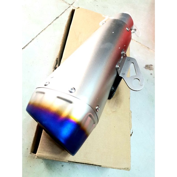 Pô AKRAPOVIC giá chưa gồm cổ.