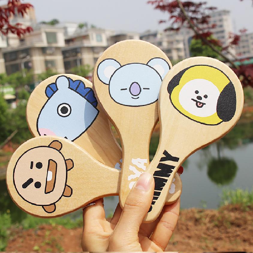 Gương trang điểm cầm tay bằng gỗ hoạ tiết BT21 BTS dễ thương