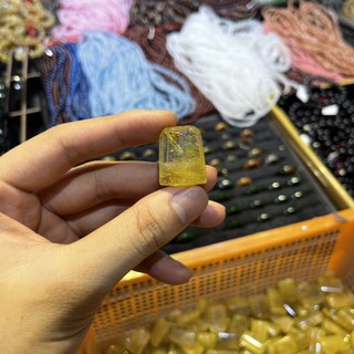 Mặt Tóc Vàng đeo dây chuyền