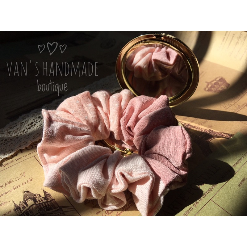 Cột tóc scrunchie màu hồng pastel dễ thương