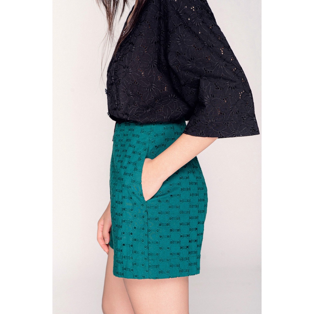 LIBÉ - Quần Shorts Cotton thêu đục lỗ màu xanh lá