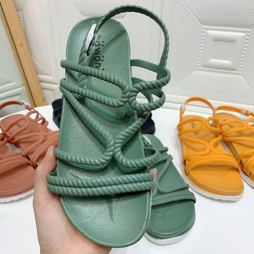 Sandal cao su tawana khóa nhựa đế trắng cao 3 cm dáng chiến binh form nhỏ 1 size 3G01