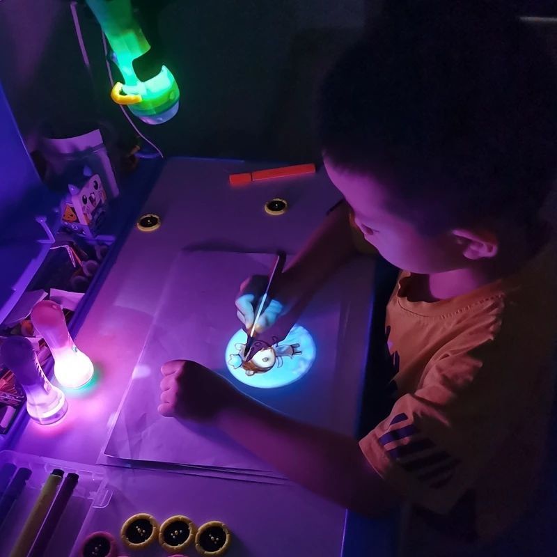 Đèn pin chiếu hình động vật ngộ nghĩnh, đồ chơi cho bé phát triển trí tuệ bé vui chơi khám phá