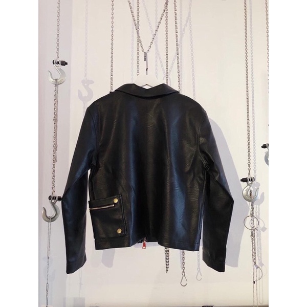 Áo khoác da dây đai trong bộ sưu tập thu đông 2021 WAGG