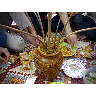 Ông hút rượu cần bằng tre