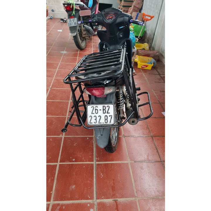 Giá để hàng, baga xe máy đa năng màu đen có thể mở cốp đổ xăng, thêm 2 cánh sườn kèm chân chống giá rẻ