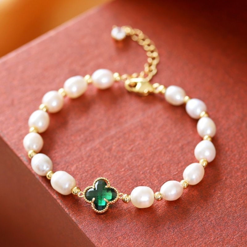 Vòng tay ngọc trai nhân tạo kết hợp charm cỏ bốn lá kèm hộp đựng