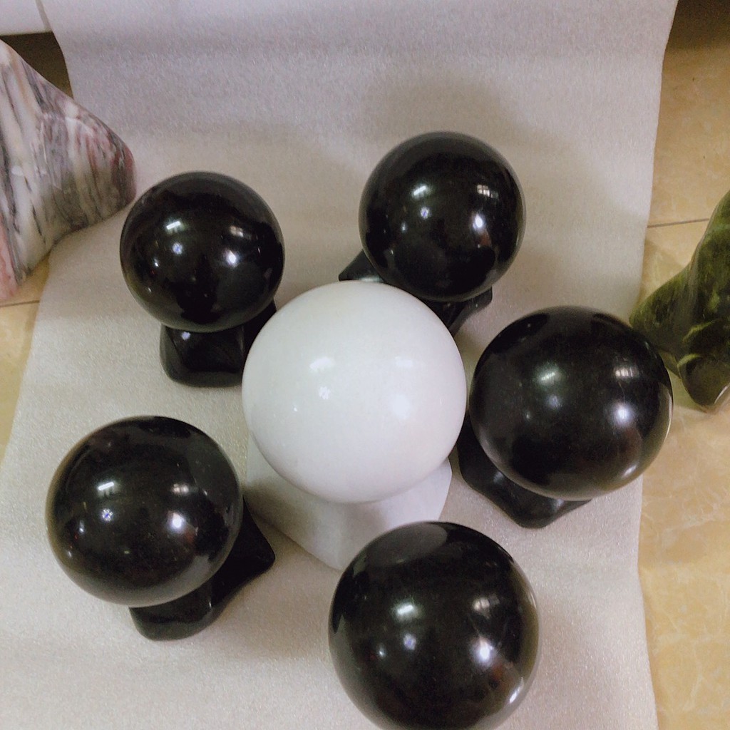 Quả cầu bi đường kính 13 cm đá tự nhiên đen bóng (đá thật) của Việt Nam cho người mạng Mộc và Thủy (nhiều size) | BigBuy360 - bigbuy360.vn