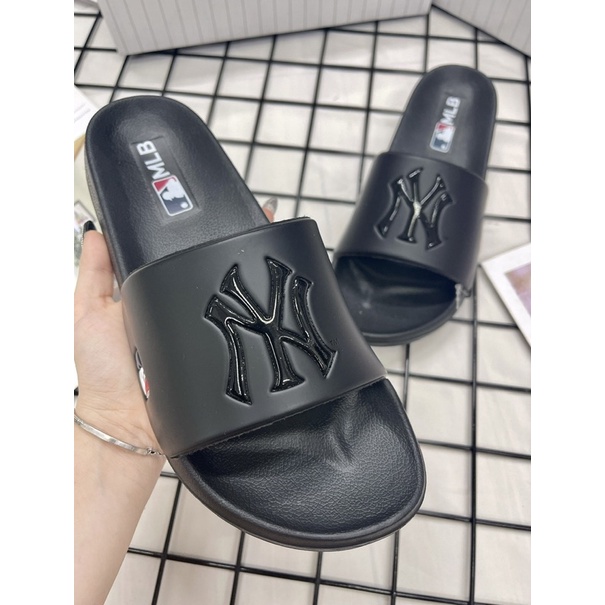 [CHÍNH HÃNG] DÉP NY MLB NỘI ĐỊA HÀN ĐEN LOGO NỔI MÀU ĐEN   - MLB UNISEX NAM NỮ (HÀNG CÓ SẴN) - CÓ BILL MUA HÀNG - PM003