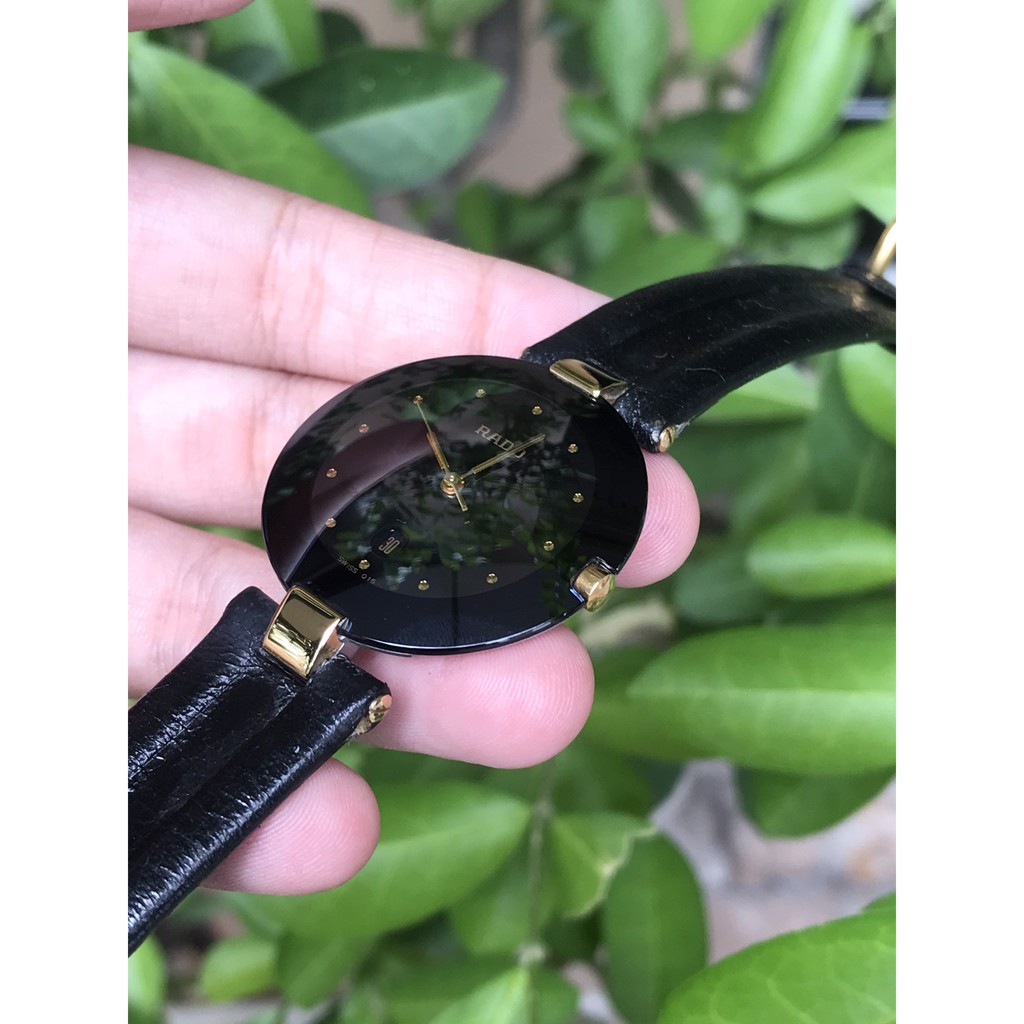 Đồng hồ nữ RADO Pin , có ô cửa lịch, mặt kính cong, thiết kế tone màu đen quý phái, dây da màu đen của Thụy