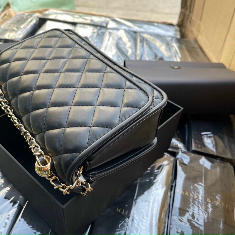 Túi CNK dáng chần sang chảnh quá chừng dây charm xinh xắn tháo rời được