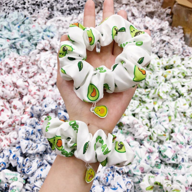 Scrunchies kèm charm mẫu bò sữa/bơ/bé đào/doraemon/khủng long